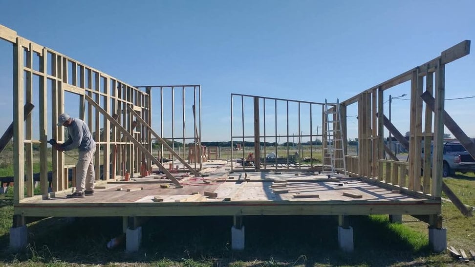 Estructura de wood frame en obra: paneles de entramado de madera montados sobre la plataforma